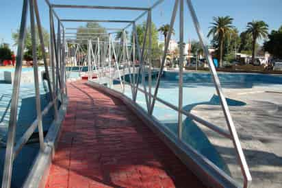 Lo arreglan. El puente sobre el lago Coahuila fue arreglado en su estructura metálica y también pintado de colores plata y rojo.