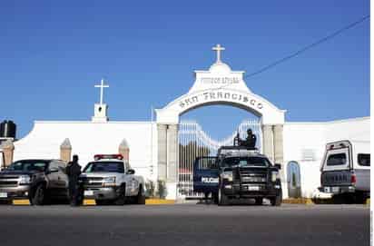 Vigilancia. Policías federales resguardan la entrada principal del panteón donde yacen los restos de los familiares del 'Lazca'.