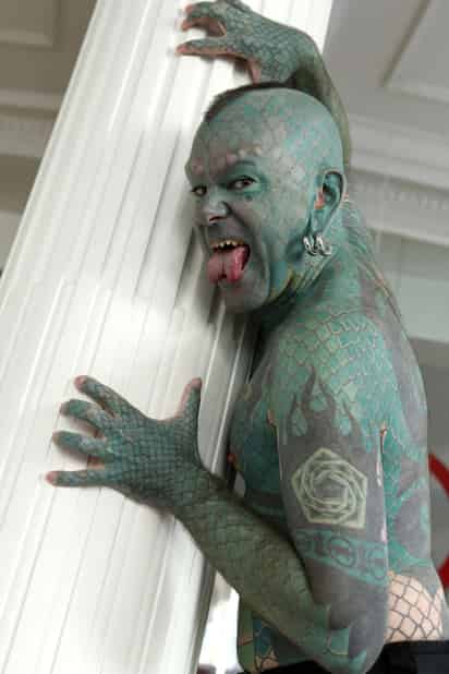 El hombre lagarto (The Lizard Man) lleva tatuado sobre su torso la palabra 'freak' (monstruo) pero nada más lejos de la realidad. (EFE)
