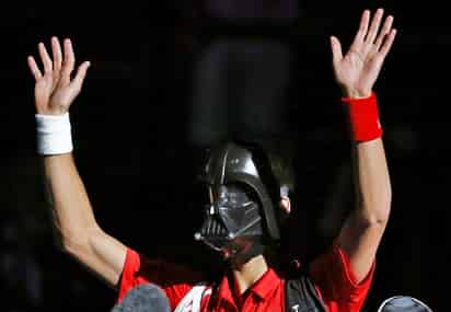 Djokovic saltó hoy con una máscara de Darth Vader, para celebrar la noche de Halloween. (EFE) 
