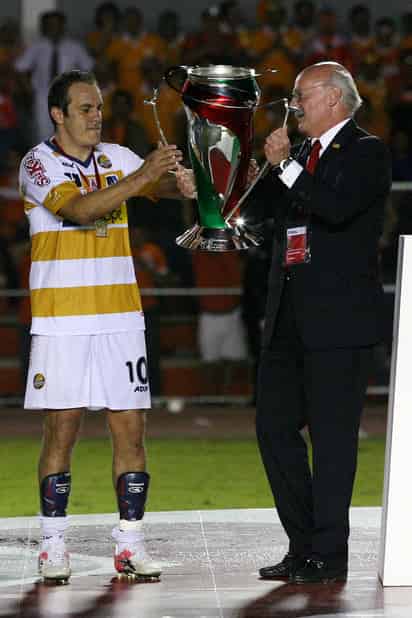 Cuauhtémoc Blanco recibió el trofeo de la Copa MX por parte de los Dorados de Sinaloa; ayer se impusieron en penales a los Correcaminos. (Jam Media)
