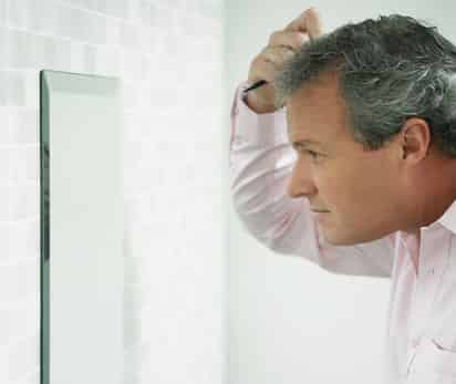 Puede ser interesante probar con algunos trucos a la vez que intentamos prevenir la caída de cabello, gracias a hábitos cotidianos como no peinarse el pelo mojado y hacerlo solo una vez al día, evitando los tirones, además de secarse el cabello con ligeros toques con una toalla y no abusar del champú. INGIMAGE