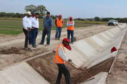 Supervisan obras. Se realizan canales de riego y megatanques, en módulos de riego en la Laguna. (CORTESÍA)