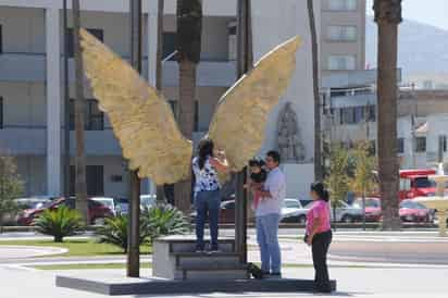 Participantes. Más de medio centenar de laguneros respondieron a la convocatoria de subir a la página 'Alas de la Ciudad', su foto con la emblemática obra del escultor mexicano Jorge Marín, la obra estuvo en exhibición durante 3 meses y como las anteriores, no sufrió daños. (Archivo)