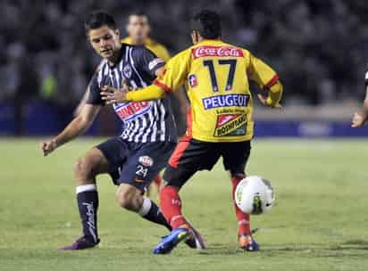 Será el defensa Sergio “Cherokee” Pérez, quien será traspasado al cuadro jalisciense y, por lo tanto, Omar Arellano se quedará con Rayados. (Notimex)