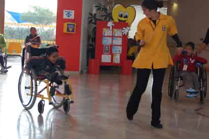 Aprendizaje. Voluntarios buscan hacer más divertida la estancia de los niños y a la vez se llevan grandes aprendizajes de los pacientes.