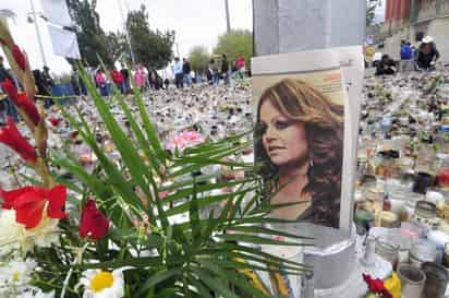 Los fans de Jenni Rivera empezaron a llegar al anfiteatro de los Estudios Universal Hollywood para darle el ultimo adiós a su ídolo. 