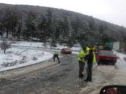 La nevada se registró en el lugar conocido como los Oyemeles, zona serrana de Arteaga, y durante el mediodía de hoy la nieve alcanzó los 20 centímetros.