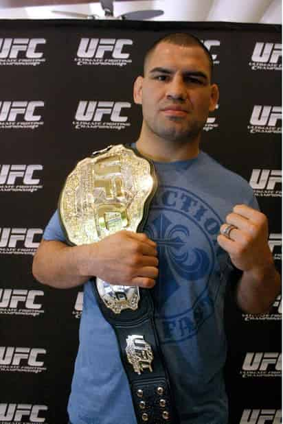 El peleador californiano Caín Velásquez presumió el cinturón que lo avala como flamante monarca mundial de peso completo de la UFC, cetro que dedicó a todos sus fans mexicanos, quienes siempre lo han apoyado. (El Universal)