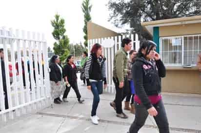 Clima. Las bajas temperaturas no han sido obstáculo para que los alumnos del Cobaed asistan a clase. 