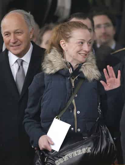 Regreso. Florence Cassez sale de un hotel en París, donde fue recibida con gran revuelo.