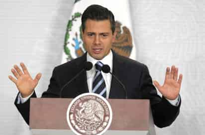 Peña Nieto dijo que su gobierno trabaja para hacer de la Constitución una práctica en la vida diaria de los mexicanos, y que esta comprometido a hacer de la mexicana una sociedad de derechos.  (ARCHIVO)
