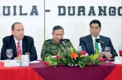 Reunión. El miércoles pasado se dio a conocer en Torreón el arranque de la Operación Laguna. En la imagen, los gobernadores de Coahuila, Rubén Moreira (izq.), y de Durango, Jorge Herrera (der.), junto al comandante de la XI Región Militar, Moisés García Ochoa.