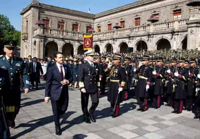 Lealtad. El presidente de México Enrique Peña Nieto, acompañado del titular de la Secretaría de la Defensa Nacional (Sedena), general Salvador Cienfuegos Zepeda (i), y el secretario de Marina, almirante Vidal Francisco Soberón Sanz (c), participan en el Centenario de la Marcha de la Lealtad en el Castillo de Chapultepec de Ciudad de México.