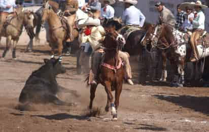 Hoy domingo se celebrará la primera charreada del año en el Lienzo Charro Laguna de Gómez Palacio, con la participación de tres equipos y una escaramuza charra. (Archivo)