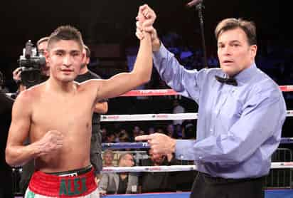 El tijuanense Alejandro López buscará hacer historia y proclamarse campeón mundial supergallo de la Federación Internacional de Boxeo (FIB). (EFE)