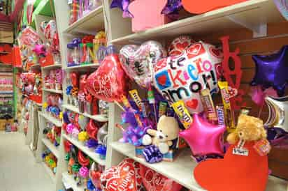 San Valentín. Comerciantes de tiendas de regalos y florerías esperan un repunte de ventas del 50%. 