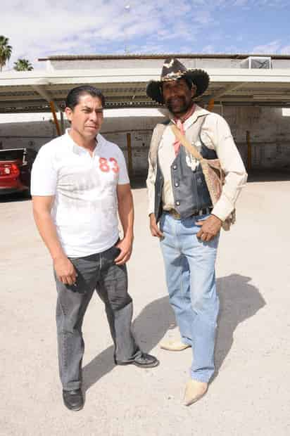 De izquierda a derecha Óscar Sánchez Ramírez y Antonio Hernández, organizadores de la Primera Cabalgata Familiar. (Fotografía de Jesús Galindo López)