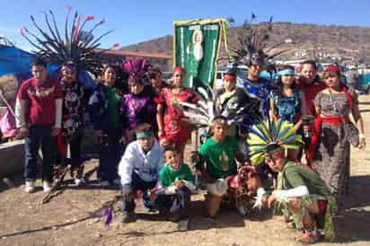 Promocionan Mapimí. Acuden con grupo de danza tradicional azteca a festejos de aniversario de un pueblo de Indé, Durango.