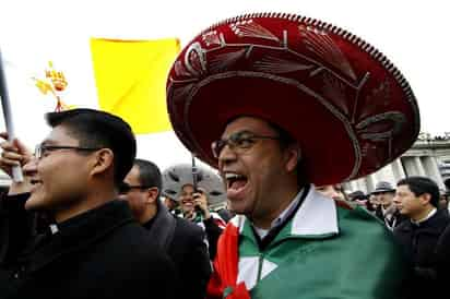 Celebración. Mexicanos celebran en Roma el primer Angelus, del jesuita Francisco, líder de la Iglesia Católica.