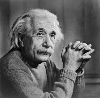 Einstein, desarrollador de la Teoría de la Relatividad Especial y la Teoría de la Relatividad General, reformuló por completo el concepto de gravedad, impulsando el estudio científico del origen y desarrollo del universo.