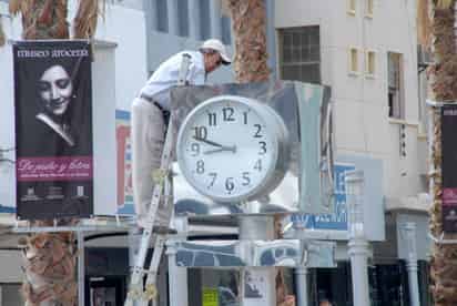 El horario de verano inicia el primer domingo de abril a las 02:00 horas, momento en el cual los relojes se deben adelantar una hora. ARCHIVO