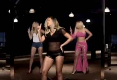 Rodeada de espejos en una sala de baile, la Beyoncé de los tiempos de Destiny's Child baila al compás de aquella con camiseta de tirantes blancos y vaqueros recortados que diera el salto en solitario con 'Crazy in love' o con la que popularizara el más reciente 'Single ladies'. (YOUTUBE)