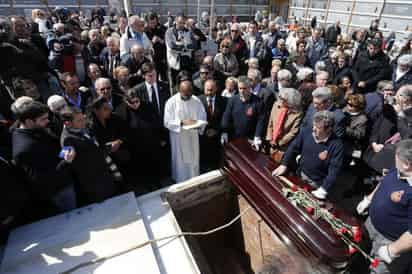 Entierro. Fue despedida en un ataúd color caoba con un Cristo.