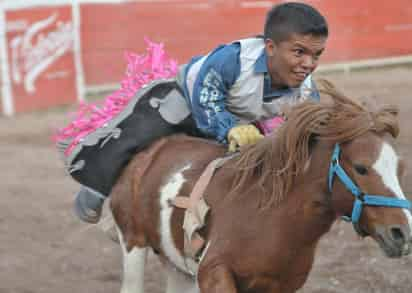 La espectacularidad, talento y gracia de los Enanitos Toreros de Torreón se harán presentes en la jornada dominical en el ruedo del Coliseo Centenario. Enanitos Toreros tendrán fiesta en el Coliseo