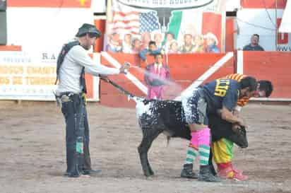 La tradición de los Enanitos Toreros de Torreón se hace presente esta tarde a partir de las 17:00 horas en el ruedo del Coliseo Centenario de Torreón, donde se espera una gran jornada taurina, de rodeo, cómica y musical.