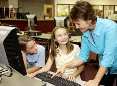 Los padres deben también enseñar a sus hijos a responsabilizarse por sus publicaciones y alentarlos a usar las redes sociales como un catalizador de buenas acciones, así como para construir su propia imagen de una manera positiva. INGIMAGE