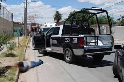 Crimen. En el cordón de la banqueta quedó el cuerpo sin vida del hombre acribillado en la colonia Eduardo Guerra.