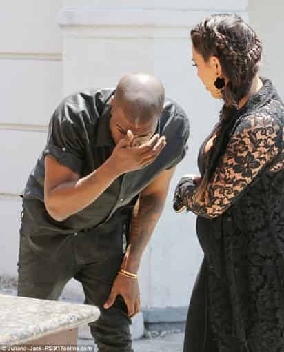 Al salir de un estacionamiento, Kanye West no se dio cuenta que había un señalamiento y terminó estrellándose. (Tomada del sitio Dailymail.co.uk)