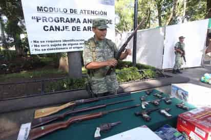 Prevención. La Secretaría de la Defensa Nacional efectúa un programa de canje de armas para evitar que la gente las tenga en sus casas.