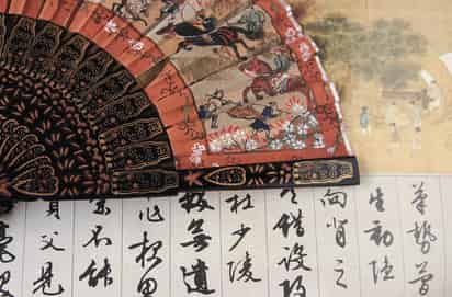 El abanico de pequeñas dimensiones tuvo uno de sus mayores usos en China, donde además de ser utilizado para refrescarse, era un elemento decorativo y elegante. INGIMAGE