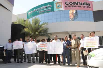 Manifestación. Directores de secundarias técnicas exigen a las autoridades educativas una solución a sus demandas.