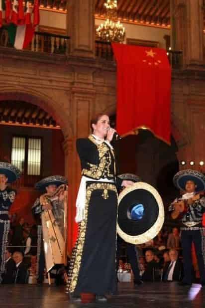 La cantante se acompañó de mariachi en su presentación.