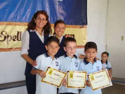 Guillermo, Thomas y Santiago, acompañados por su directora Teresa Murra. Culmina Futbol 7 del Colegio Madison