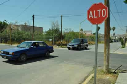 CONFUSIÓN. Existen señales dobles de alto en la Galeana por antiguos letreros.