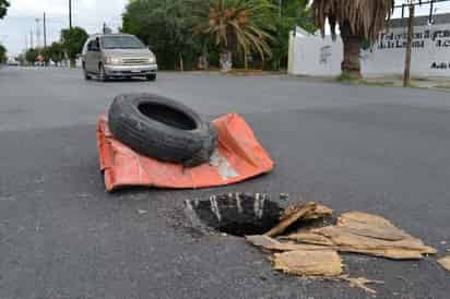 Peligro vial. Uno de los hundimientos de mayor riesgo se ubica en plena calzada Ávila Camacho en Torreón.