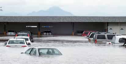 Inundaciones. El Aeropuerto Internacional Roberto Fierro, de la ciudad de Chihuahua, Chihuahua, se inundó debido a las fuertes lluvias que cayeron y que provocaron el desborde de un arroyo cercano, más de 100 vehículos quedaron 'ahogados' dentro del estacionamiento contiguo a la base de la Fuerza Aérea Mexicana.