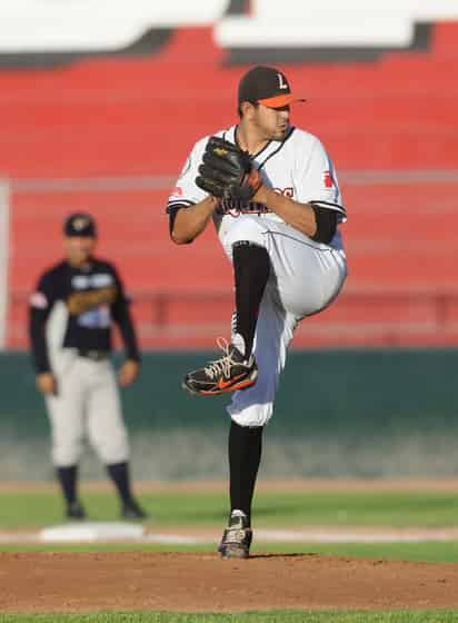 Salvador Valdez lanzó juego completo de apenas 3 hits, una joya de pitcheo que guió a Vaqueros Laguna a vencer anoche a Rieleros de Aguascalientes por pizarra de 10 carreras a 0, para que los naranjas empaten la serie. (Jesús Galindo)