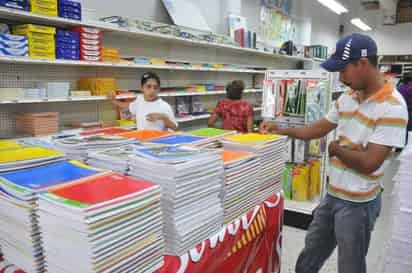 Gasto. El regreso a clases significa un importante gasto para los padres de familia.