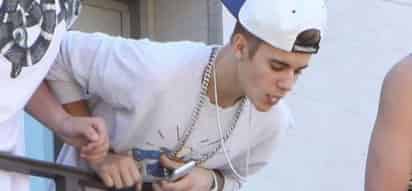 Grosero. El famoso cantante juvenil mostró que no tiene respesto hacia sus seguidores, quienes son lo que han hecho posible la fama que ahora tiene.