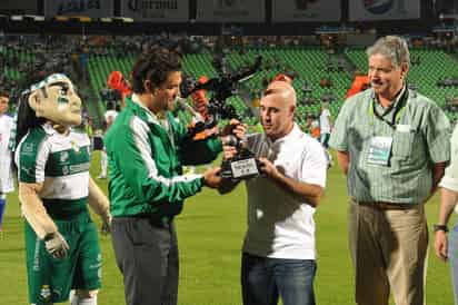 Rodrigo 'El Pony' Ruiz recibió en medio de aplausos y con un público de pie el trofeo conmemorativo que le entregó el presidente del club. (R. Sotomayor)