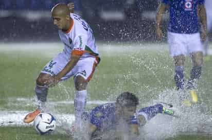 La cancha del Estadio Azul quedó en mal estado tras la fuerte lluvia y granizo que se presentó ayer en México. (Notimex)