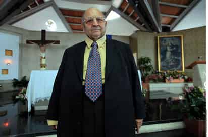 Lucha. Desde hace una década, el sacerdote Pedro Mendoza Pantoja no sólo oficia misas en su rutina diaria, también se enfrenta con Satanás hasta 10 veces al mes.