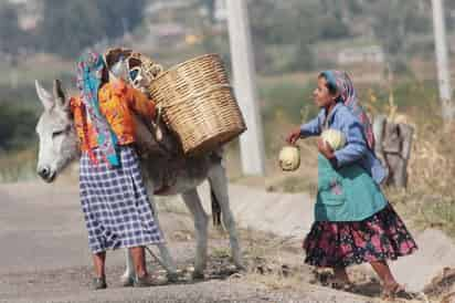 Migración. Por las calles de San Bartolomé Quialana caminan las mujeres de los migrantes.