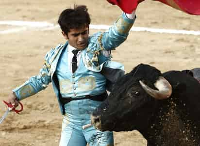 Joselito Adame logró una primera faena variada y lucida. (EFE)