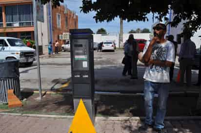 Aparatos. Los inmovilizadores no son más que una hoja de lámina en forma de tríangulo (arriba bajo el parquímetro) con una cadena. 